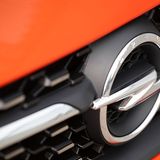 Der Kleinwagen ist das zweite von vier elektrifizierten Modellen mit dem Blitz auf dem Kühlergrill, die dieses Jahr auf den Mark