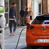 An einer Schnellladesäule ist die 50 Kilowattstundenbatterie nach etwa 30 Minuten zu 80 Prozent gefüllt