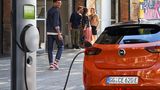 An einer Schnellladesäule ist die 50 Kilowattstundenbatterie nach etwa 30 Minuten zu 80 Prozent gefüllt