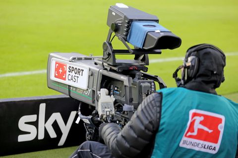 Fußball-Bundesliga: Kameramann richtet sein Arbeitsgerät aufs Spielfeld