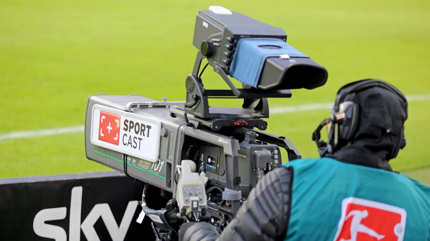 Fußball-Bundesliga: Kameramann richtet sein Arbeitsgerät aufs Spielfeld