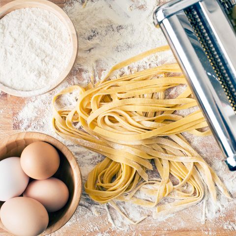 Nudeln bestehen aus Mehl und Eiern
