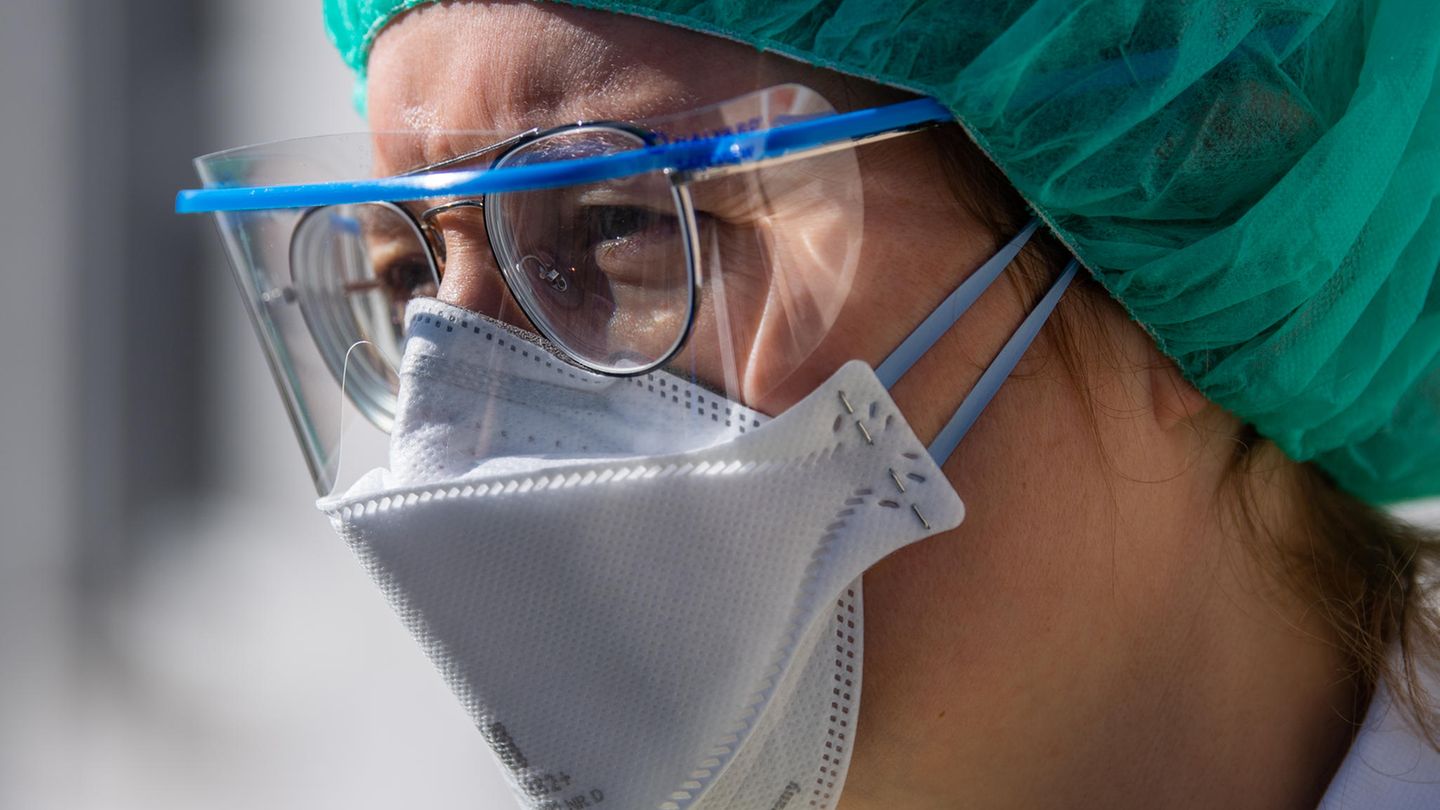 Coronavirus: Eine Infektiologin der Klinischen Infektiologie am Dresdner Uniklinikum steht am Eingang der Corona-Ambulanz