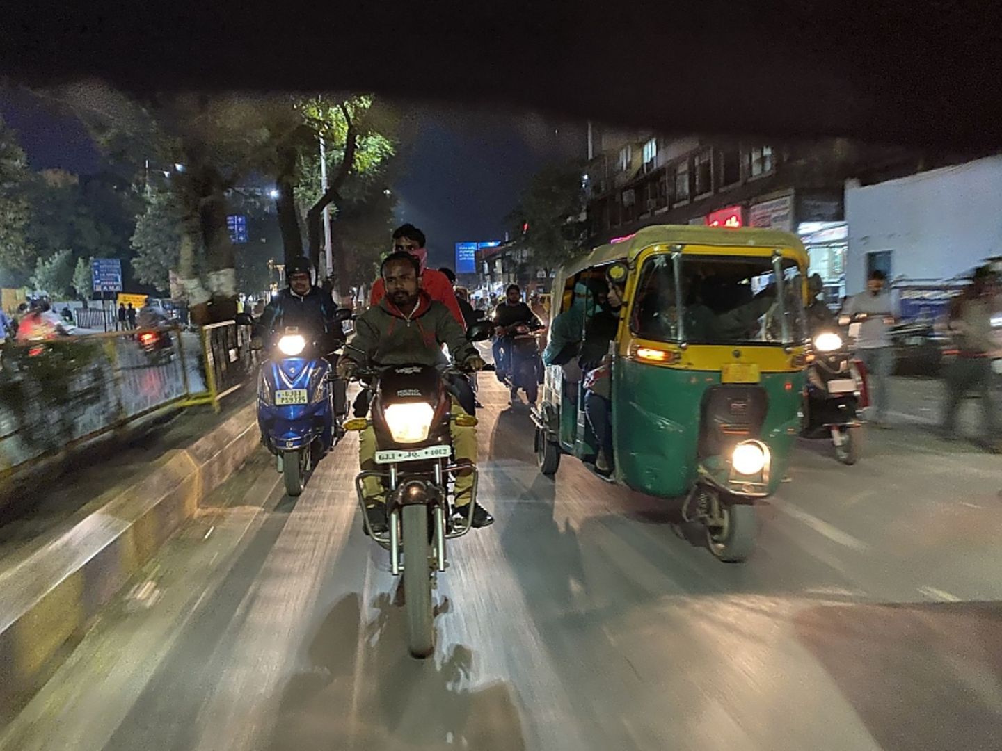 Auch in der Nacht beherrschen Mopeds und Tuk Tuks die Straßen