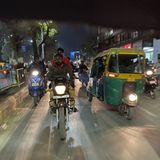 Auch in der Nacht beherrschen Mopeds und Tuk Tuks die Straßen