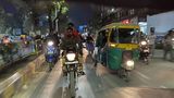 Auch in der Nacht beherrschen Mopeds und Tuk Tuks die Straßen