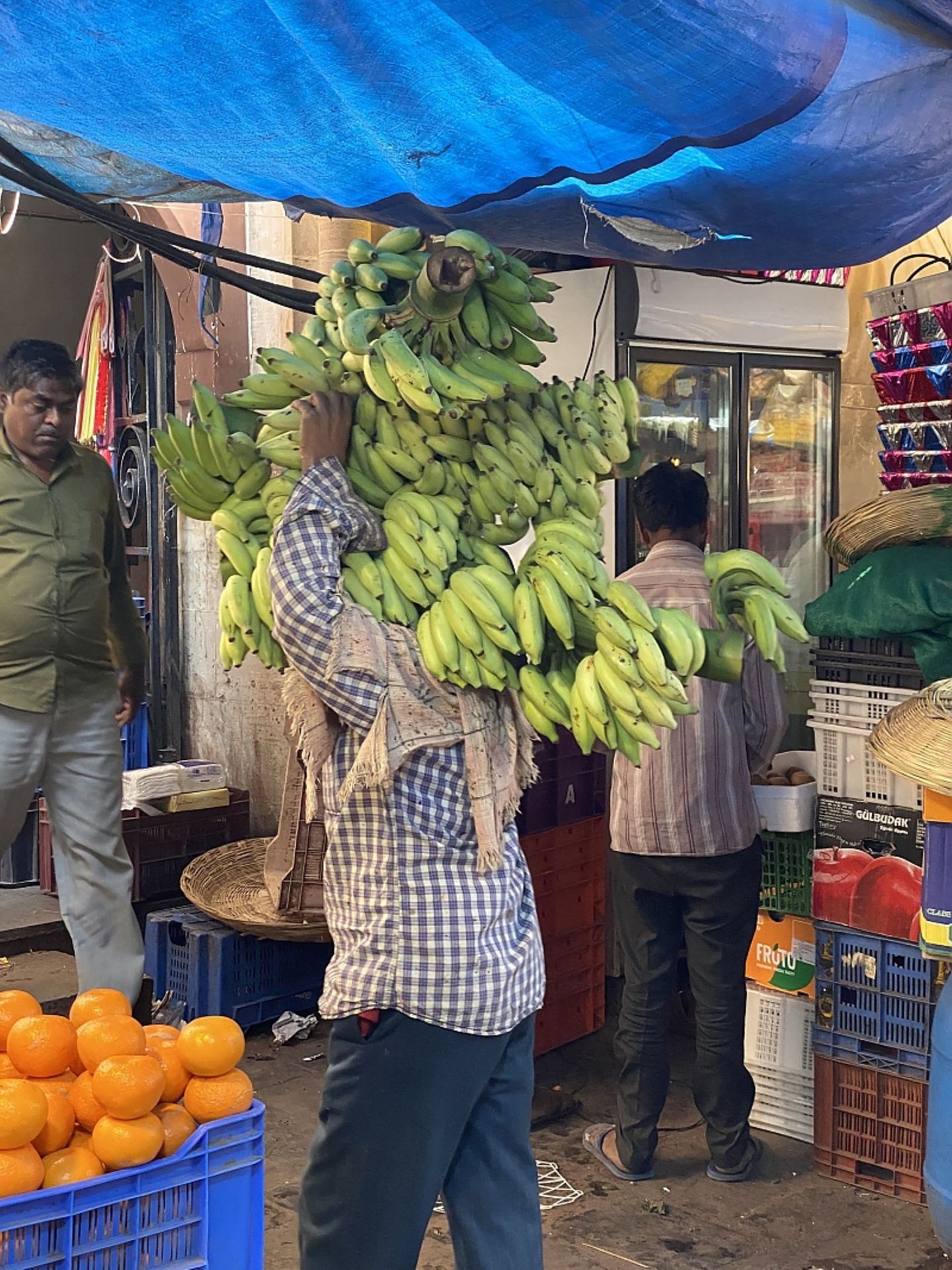 Auf den Märkten werden die Bananen geschultert