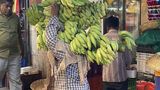 Auf den Märkten werden die Bananen geschultert