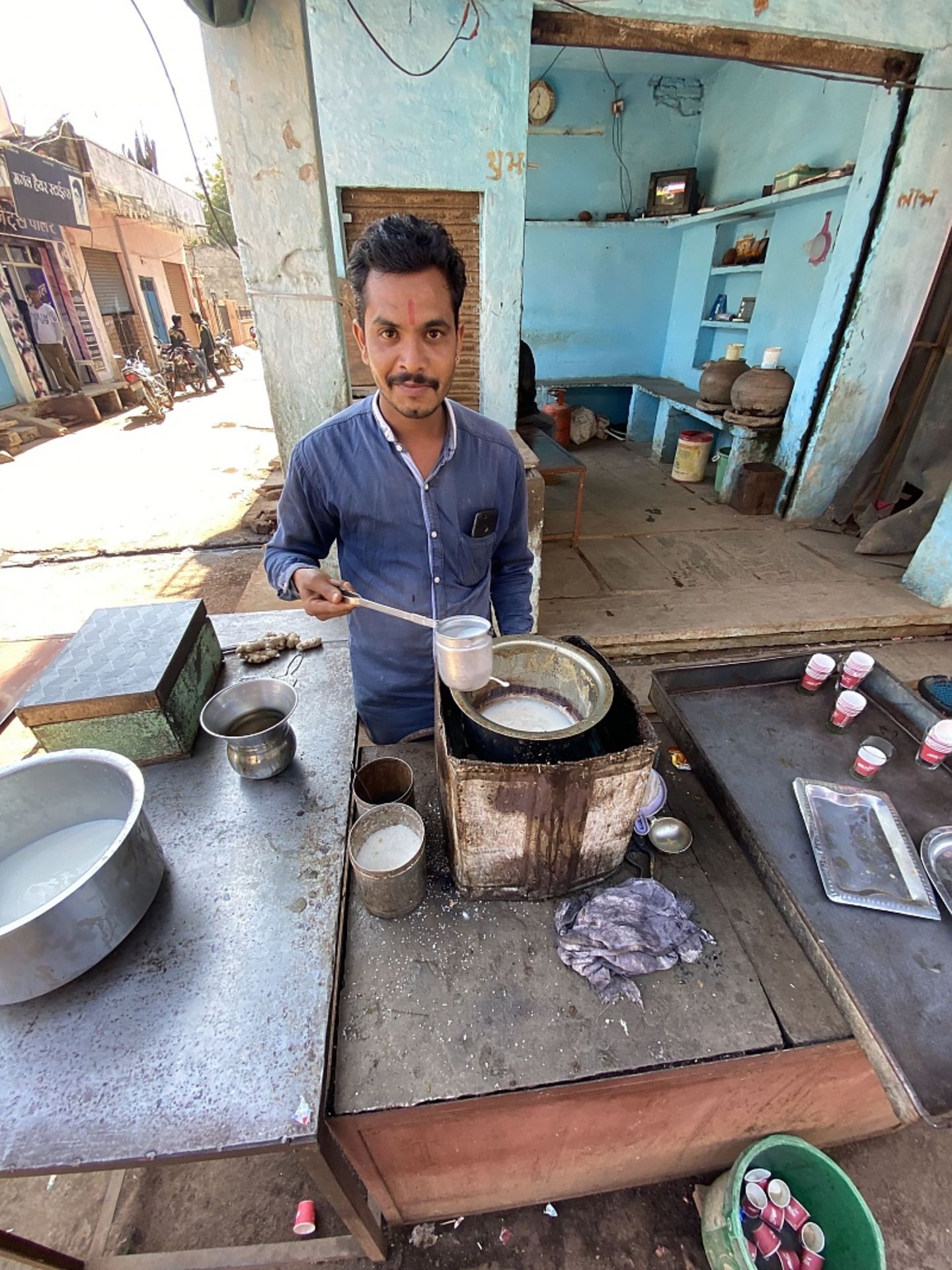 Nur aus einer Straßenküche schmeckt der süße Masala Chai-Tee richtig gut