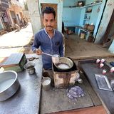 Nur aus einer Straßenküche schmeckt der süße Masala Chai-Tee richtig gut