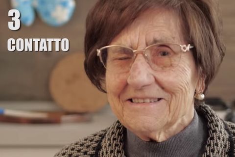 Italienische Oma zwinkert in die Kamera