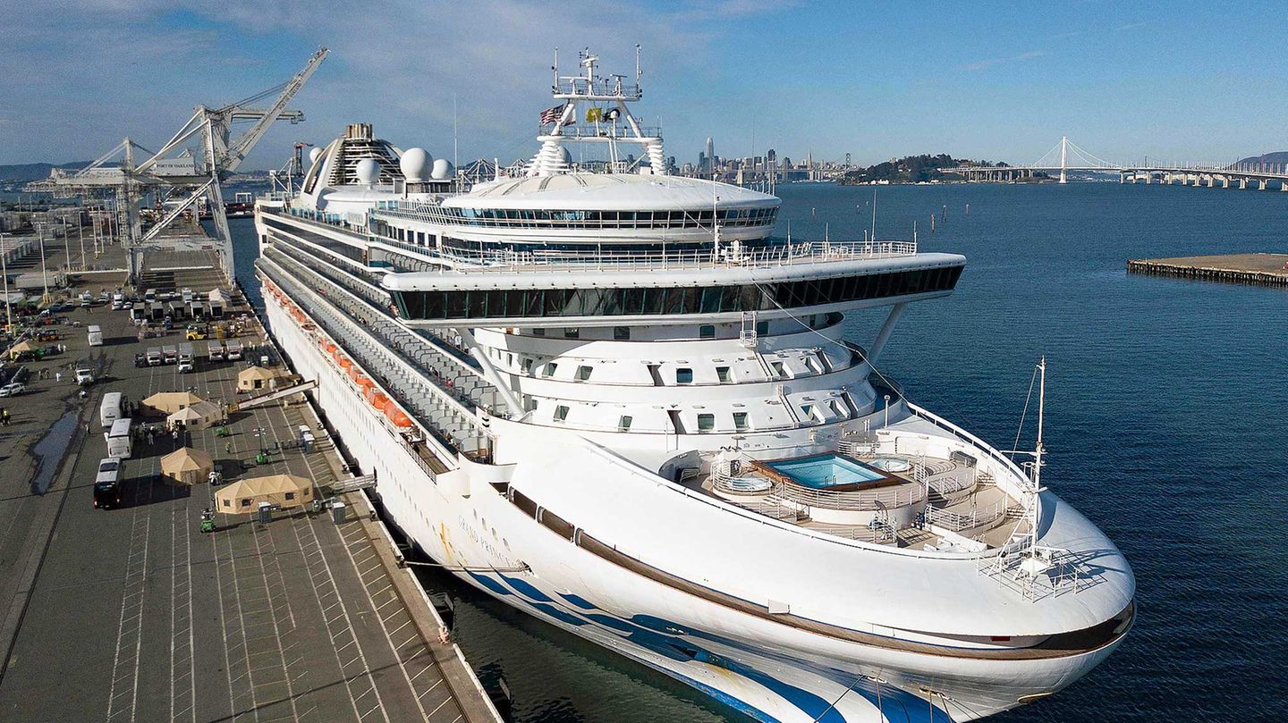Nach der Rückkehr aus Hawaii: die "Grand Princess" in einem abgelegenen Teil des Hafen von Oakland in Kalifornien.  Bei 19 Crewmitgliedern und zwei Passagieren wurde das Coronavirus nachgewiesen.