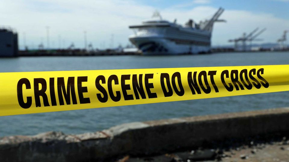 Von der Boombranche zum Sorgenkind: Vorsichtsmaßnahme im Hafen von Oakland wegen der Ausbreitung des Coronavirus: Im Hintergrund liegt die "Grand Princess" von Princess Cruises. Vorsichtsmaßnahme im Hafen von Oakland wegen der Ausbreitung des Coronavirus: Im Hintergrund liegt die "Grand Princess" von Princess Cruises.