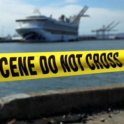 Vorsichtsmaßnahme im Hafen von Oakland wegen der Ausbreitung des Coronavirus: Im Hintergrund liegt die "Grand Princess"  von Princess Cruises.