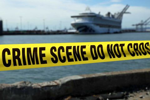 Vorsichtsmaßnahme im Hafen von Oakland wegen der Ausbreitung des Coronavirus: Im Hintergrund liegt die "Grand Princess"  von Princess Cruises.