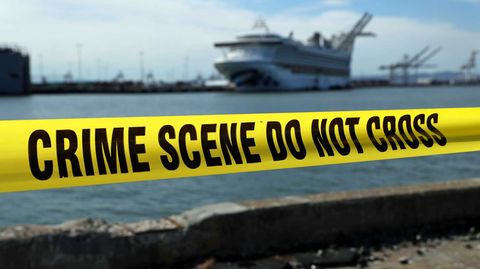 Vorsichtsmaßnahme im Hafen von Oakland wegen der Ausbreitung des Coronavirus: Im Hintergrund liegt die "Grand Princess"  von Princess Cruises.