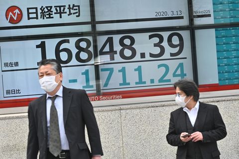 Eine Anzeigetafel in Tokio zeigt den fallenden Kurs des Nikkei-Index