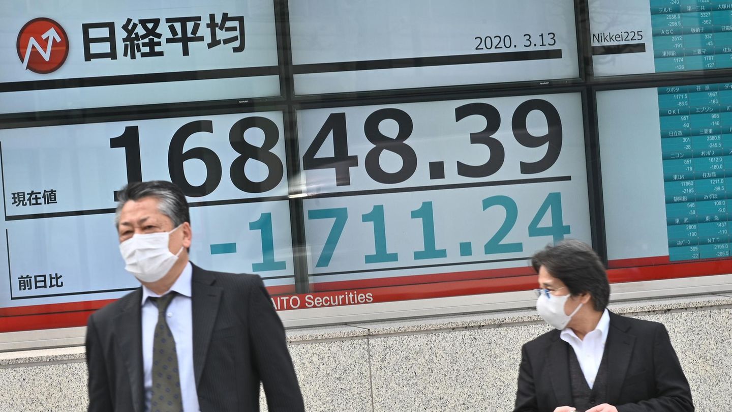 Eine Anzeigetafel in Tokio zeigt den fallenden Kurs des Nikkei-Index