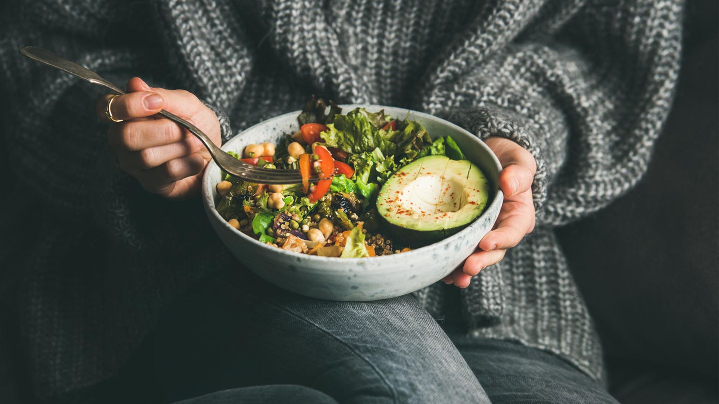 Frau mit Salatschüssel in der Hand