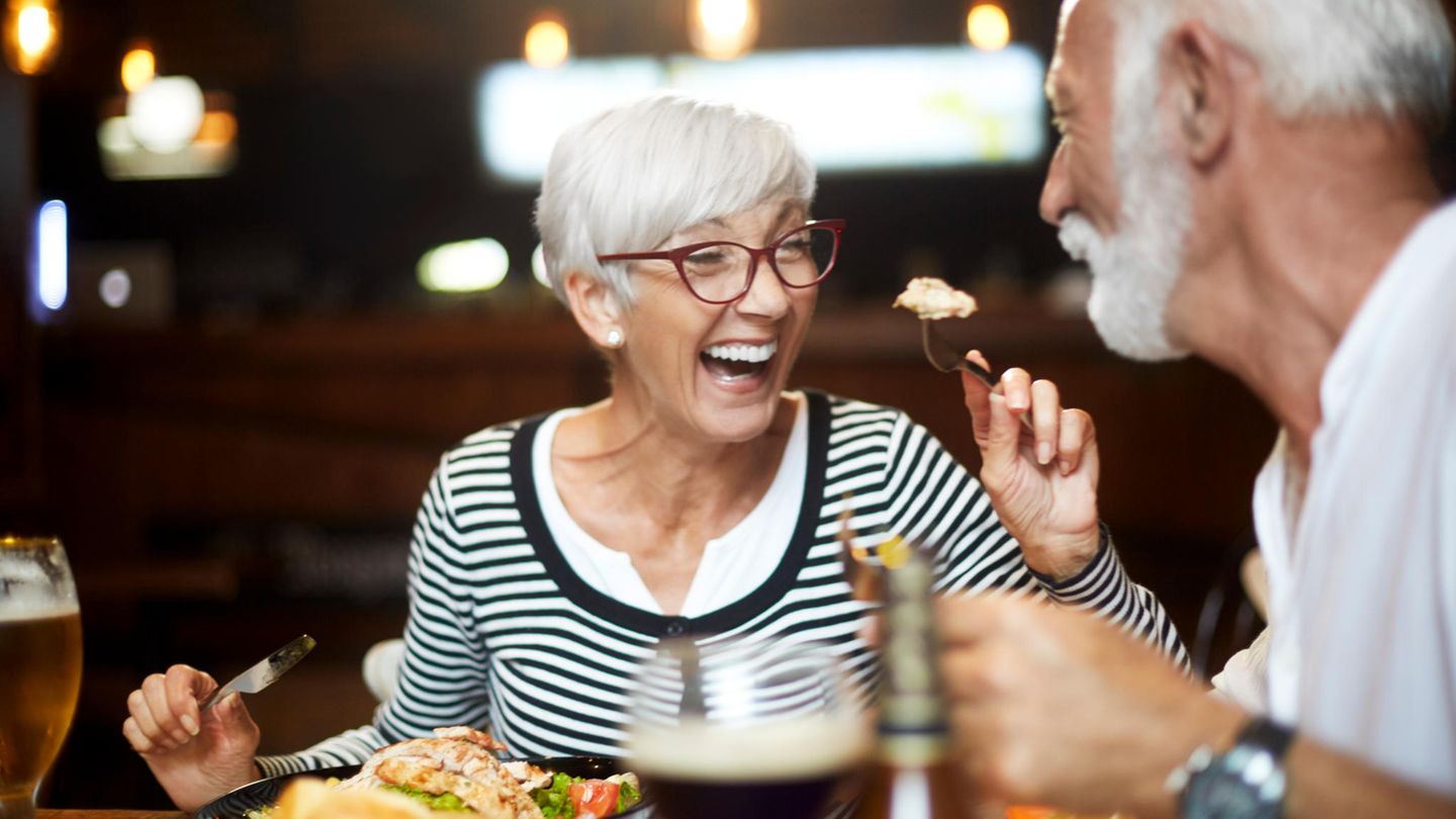Ältere Menschen essen zusammen