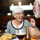 Ältere Menschen essen zusammen