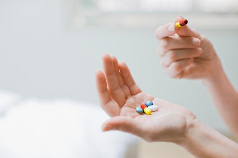 Frau nimmt Tabletten ein