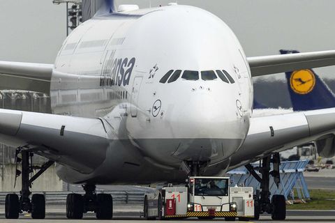 Ein Airbus A380 der Lufthansa. Die gesamte Flotte von 14 Maschinen diesen Typs bleibt vorübergehend am Boden.