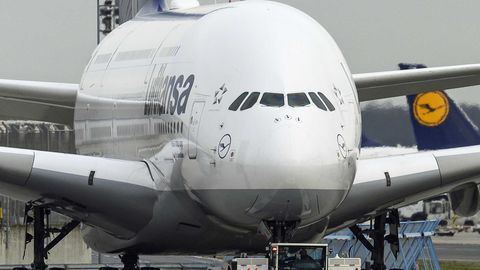 Ein Airbus A380 der Lufthansa. Die gesamte Flotte von 14 Maschinen diesen Typs bleibt vorübergehend am Boden.