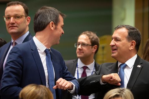 Der kroatische und der französische Gesundheitsminister begrüßen sich mit dem Ellenbogen.