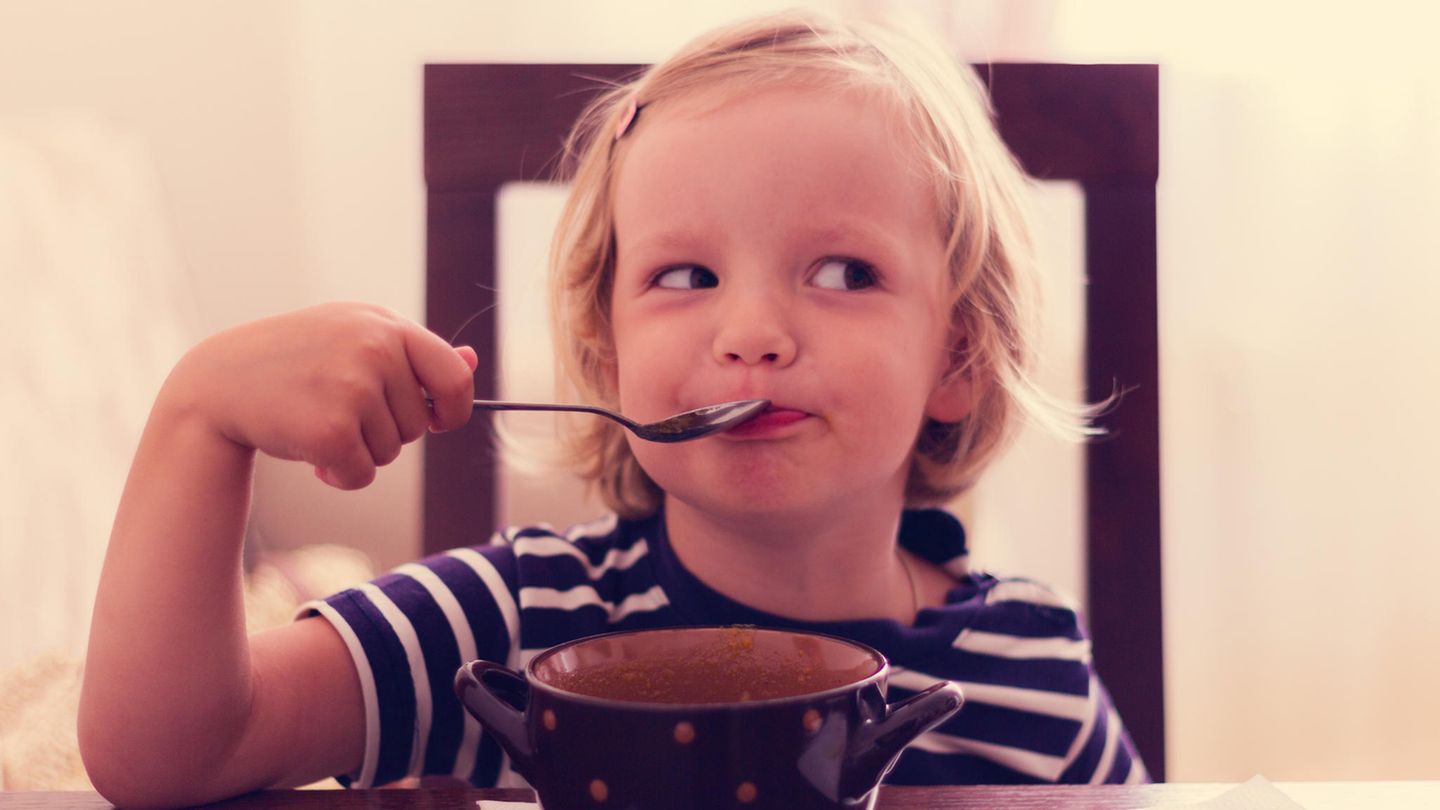 Ein kleines Mädchen isst Suppe