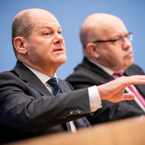 Olaf Scholz (l., SPD), Bundesminister der Finanzen, und Peter Altmaier (CDU), Bundesminister für Wirtschaft und Energie