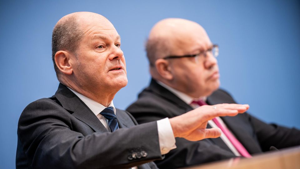 Olaf Scholz (l., SPD), Bundesminister der Finanzen, und Peter Altmaier (CDU), Bundesminister für Wirtschaft und Energie