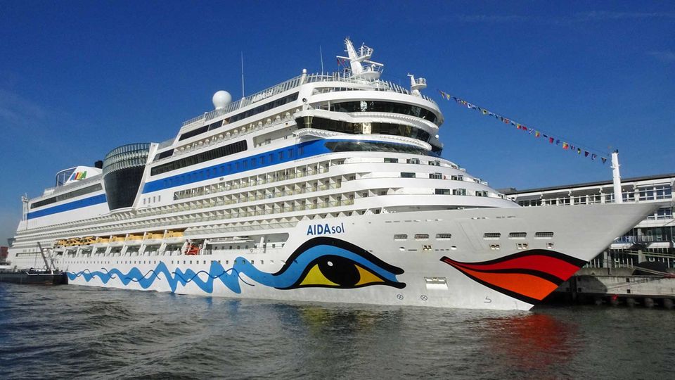 Von der Boombranche zum Sorgenkind: Die "AidaSol" im Hamburger Hafen: Aida Cruises stellt die Fahrten ihrer 14 Schiffe umfassenden Flotte wegen der Ausbreitung des neuartigen Coronavirus zunächst bis Anfang April ein. Die "AidaSol" im Hamburger Hafen: Aida Cruises stellt die Fahrten ihrer 14 Schiffe umfassenden Flotte wegen der Ausbreitung des neuartigen Coronavirus zunächst bis Anfang April ein.
