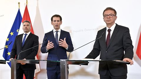 Österreichs Bundeskanzler Sebastian Kurz (M.) bei einer Pressekonferenz zum Coronavirus