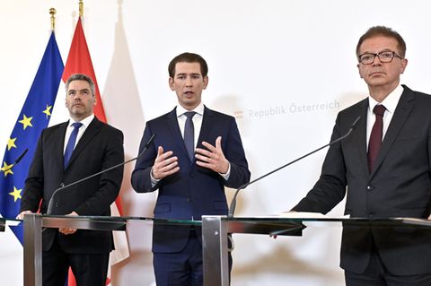 Österreichs Bundeskanzler Sebastian Kurz (M.) bei einer Pressekonferenz zum Coronavirus
