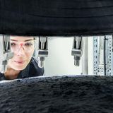 Eine Technikerin begutachtet das wiedergewonnene Graphit eines Akkus