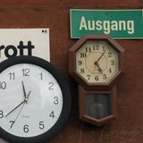 Recycling-Verordnungen – weit unter den Möglichkeiten  Angesichts der begrenzten Ressourcen, den benötigten Mengen und den hochgesteckten Zielen der Elektrifizierung scheinen die gesetzlichen Recycling Vorgaben des Batteriegesetzes direkt aus den sechziger Jahren zu kommen. Es schreibt lediglich vor, dass die Hälfte des Materialgewichts eines Akkus wiederverwertet werden müssen. Dieses Ziel ließ sich bereits durch den Abbau des Akku-Rahmens aus Aluminium und Stahl erreichen. Was jedoch vor allem wiedergewonnen werden muss sind die seltenen Metalle. Die Recycling-Industrie jedoch weiter als es der Gesetzgeber vorschreibt. Mit unterschiedlichen Verfahren bringen sich die einzelnen Unternehmen gerade für den künftig wichtigen Markt in Stellung.