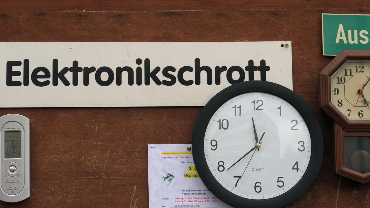 E-Mobilität für Anfänger: Recycling-Verordnungen – weit unter den Möglichkeiten Angesichts der begrenzten Ressourcen, den benötigten Mengen und den hochgesteckten Zielen der Elektrifizierung scheinen die gesetzlichen Recycling Vorgaben des Batteriegesetzes direkt aus den sechziger Jahren zu kommen. Es schreibt lediglich vor, dass die Hälfte des Materialgewichts eines Akkus wiederverwertet werden müssen. Dieses Ziel ließ sich bereits durch den Abbau des Akku-Rahmens aus Aluminium und Stahl erreichen. Was jedoch vor allem wiedergewonnen werden muss sind die seltenen Metalle. Die Recycling-Industrie jedoch weiter als es der Gesetzgeber vorschreibt. Mit unterschiedlichen Verfahren bringen sich die einzelnen Unternehmen gerade für den künftig wichtigen Markt in Stellung. Recycling-Verordnungen – weit unter den Möglichkeiten Angesichts der begrenzten Ressourcen, den benötigten Mengen und den hochgesteckten Zielen der Elektrifizierung scheinen die gesetzlichen Recycling Vorgaben des Batteriegesetzes direkt aus den sechziger Jahren zu kommen. Es schreibt lediglich vor, dass die Hälfte des Materialgewichts eines Akkus wiederverwertet werden müssen. Dieses Ziel ließ sich bereits durch den Abbau des Akku-Rahmens aus Aluminium und Stahl erreichen. Was jedoch vor allem wiedergewonnen werden muss sind die seltenen Metalle. Die Recycling-Industrie jedoch weiter als es der Gesetzgeber vorschreibt. Mit unterschiedlichen Verfahren bringen sich die einzelnen Unternehmen gerade für den künftig wichtigen Markt in Stellung.