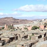 Das Recycling - um welche Stoffe in welcher Menge geht es?  Wahrscheinlich wird der Akku eines E-Autos erst nach 20 Jahren vollständig oder einer Restkapazität von 30 Prozent ausgemustert. Im nächsten Verwertungsschritt sollen nun so viele der verbauten Rohstoffe im Akku wieder zurückgewonnen und für die Produktion eines neuen Akkus zur Verfügung gestellt werden. Die Mengen sind beachtlich.  Nach Angaben einer ADAC-Studie enthält ein 400 Kilo schwerer Akku mit 50 Kilowatt Leistung neben Aluminium, Stahl und Kunststoff: 6 Kilo Lithium, 10 Kilo Mangan, 11 Kilo Kobalt, 32 Kilo Nickel und 100 Kilo Graphit.  Lithium, Mangan, Kobalt sind nicht erneuerbare Rohstoffe, die oft nur mit großen Belastungen für die Umwelt zu fördern sind. Das Bild zeigt eine Nickel-Kobalt-Mine in Marokko. Die Vorkommen an Lithium und Kobalt sind zudem stark begrenzt. Ohne ein ausgefeiltes Akku-Recycling wird die E-Mobilität daher schon mittelfristig nicht funktionieren. 