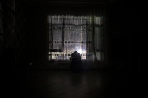 Ein Mann vor einem Fenster