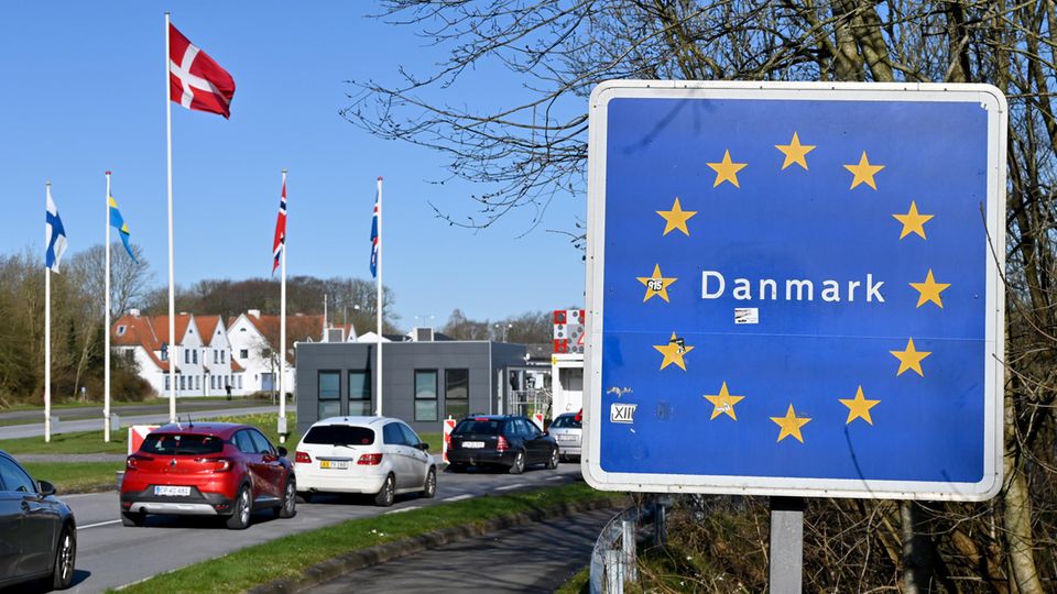 Autos fahren zum deutsch-dänischen Grenzübergang in Richtung Norden