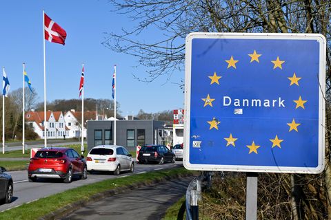 Autos fahren zum deutsch-dänischen Grenzübergang in Richtung Norden