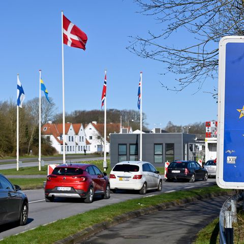Autos fahren zum deutsch-dänischen Grenzübergang in Richtung Norden