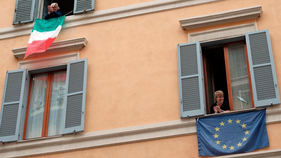 Coronavirus: Anwohner in Rom applaudieren während eines Flashmobs gegen Einsamkeit