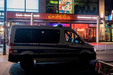 Coronavirus Berlin: Ein Auto der Polizei steht vor einer Cocktailbar