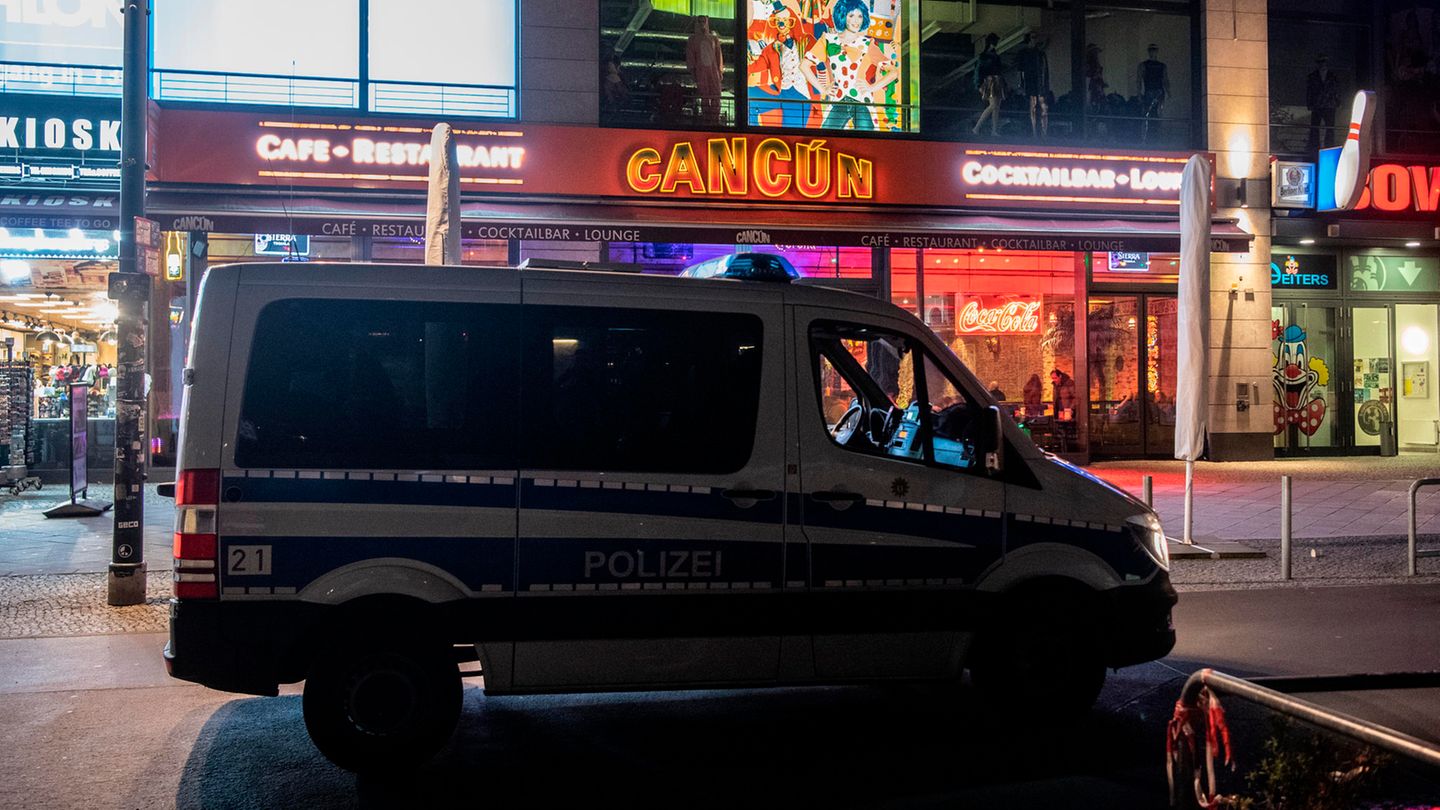 Coronavirus Berlin: Ein Auto der Polizei steht vor einer Cocktailbar