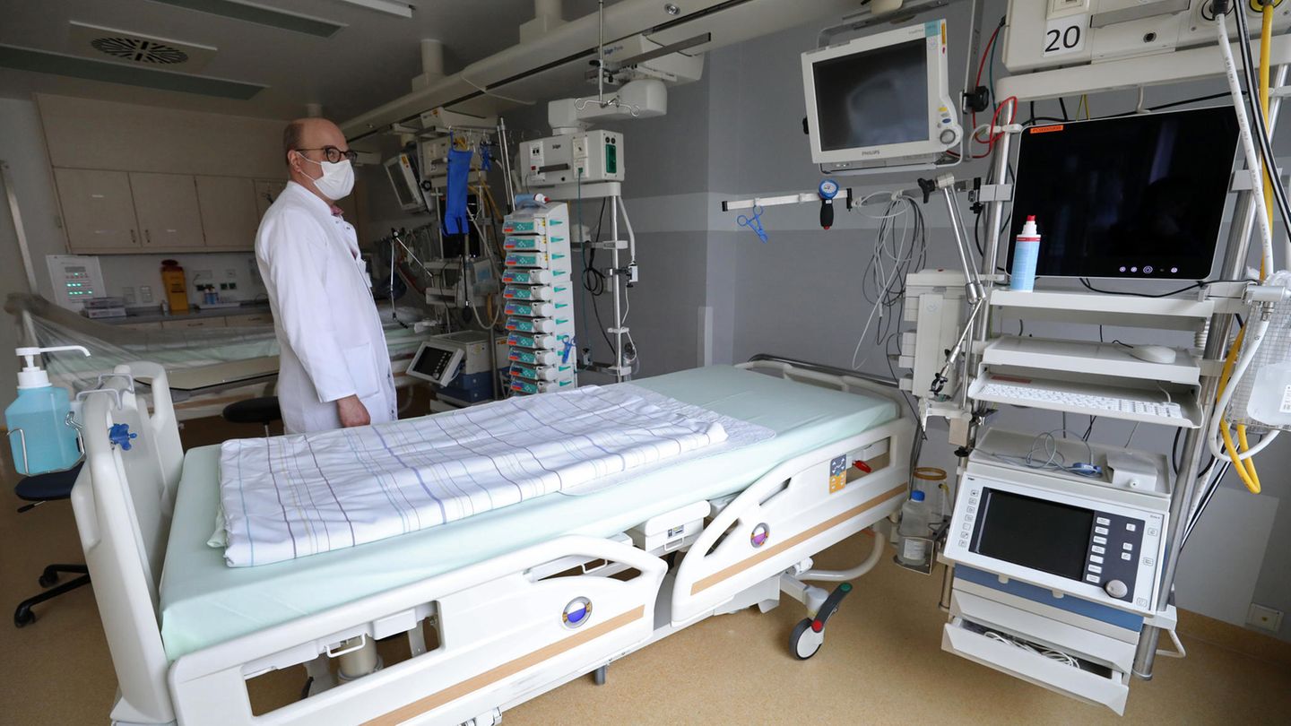 Coronavirus: Tobias Schürholz, Leiter der perioperativen Intensivtherapie, steht neben einem Intensivbett