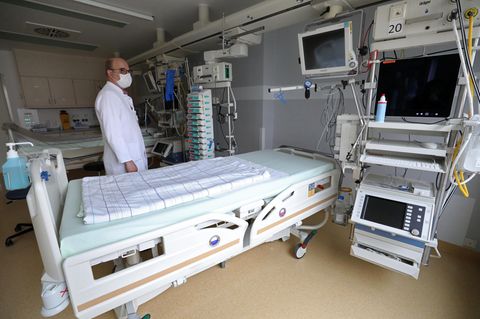 Coronavirus: Tobias Schürholz, Leiter der perioperativen Intensivtherapie, steht neben einem Intensivbett