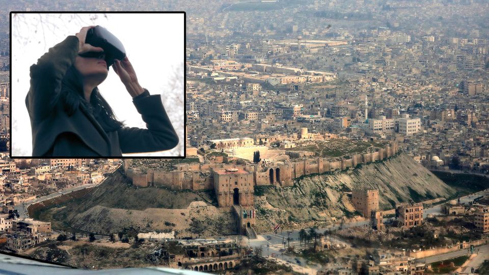 Syrische Stadt Aleppo, Frau mit VR-Brille Syrische Stadt Aleppo, Frau mit VR-Brille