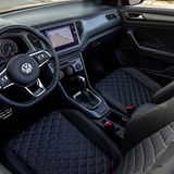 Übersichtliches Cockpit mit zu viel Hartplastik